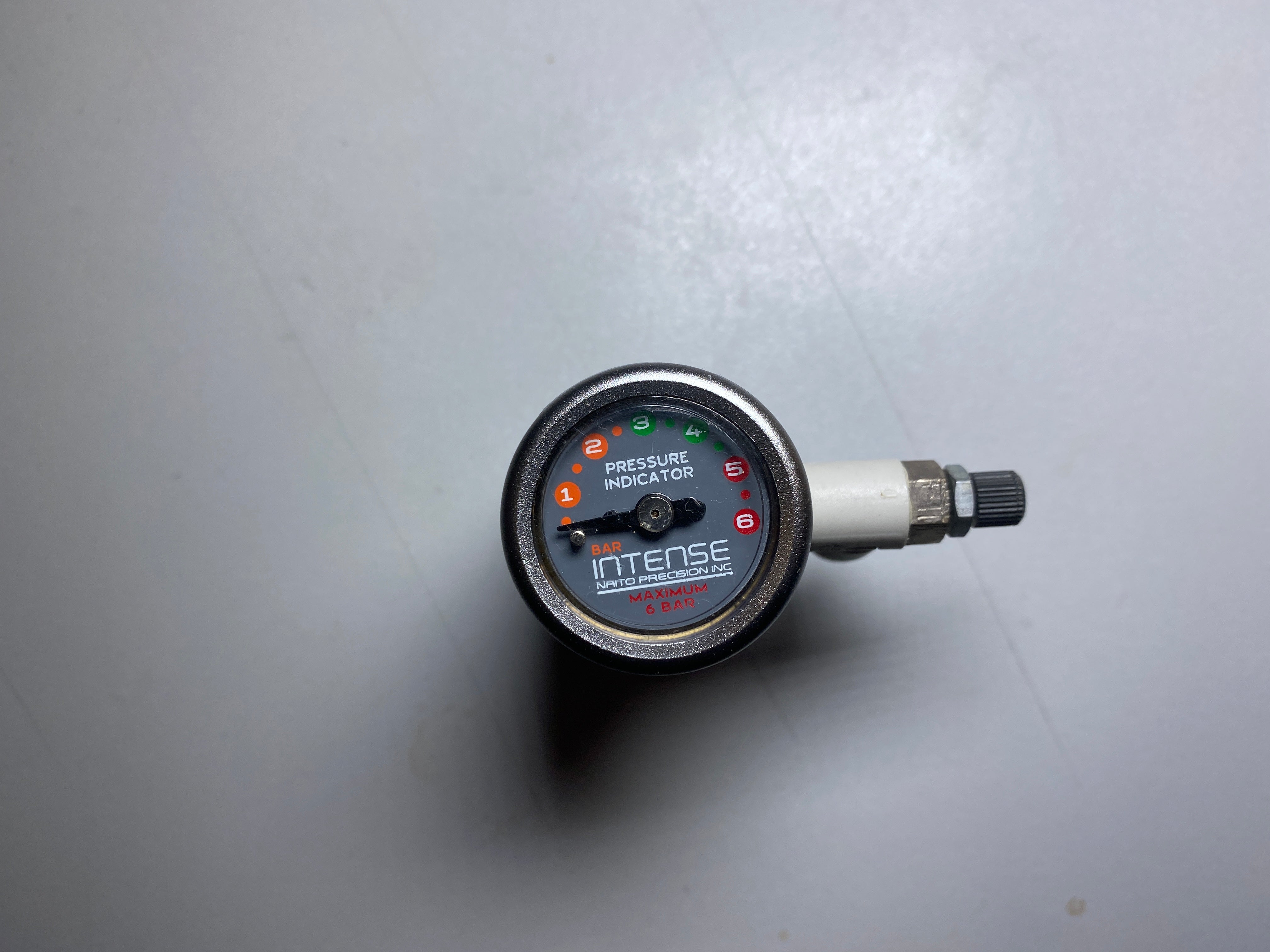 INTENSE round single gauge pressure reducer with precision controller (manual)